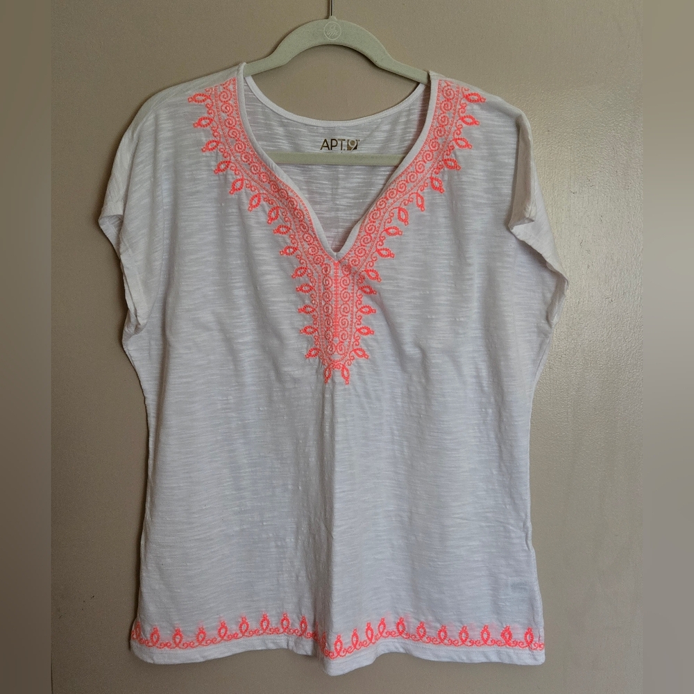 Women's Apt. 9 White Short Sleeve with Neon Pink Embroidery Size XL